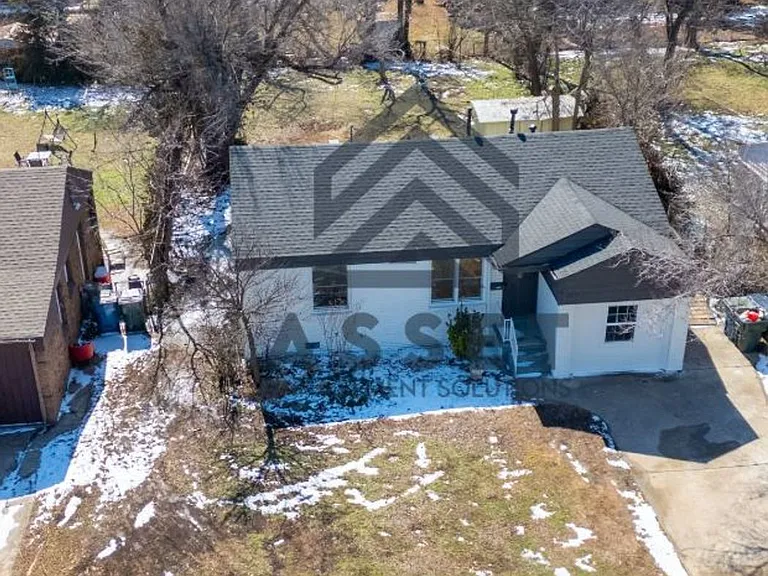 422 E Northrup Dr — Photo 2