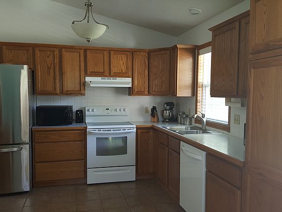 4th image of 2716 Acacia Ave