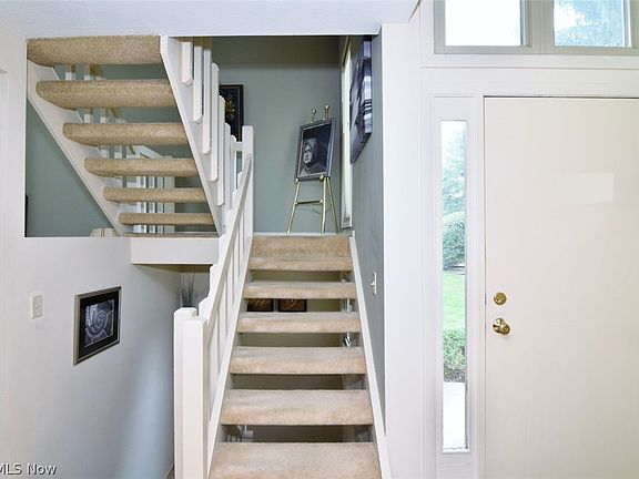 4th image of 10 Windrush Ln