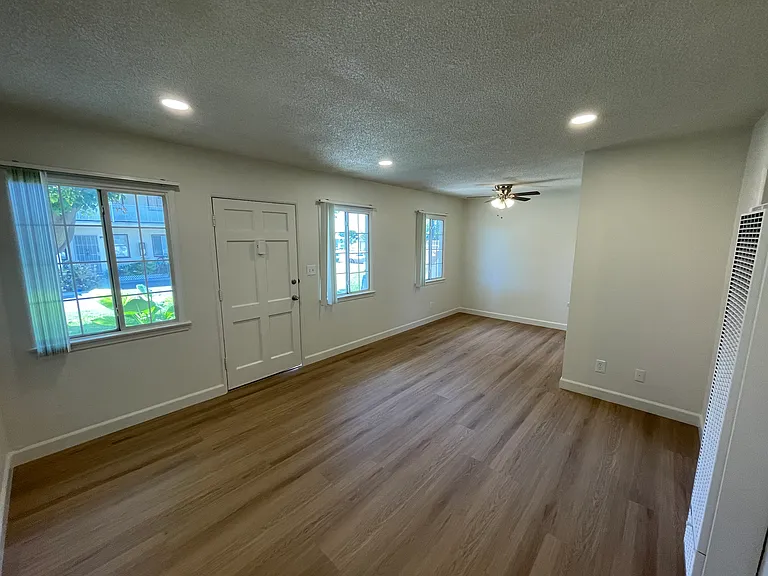 1196 W Valencia Dr #E — Photo 4