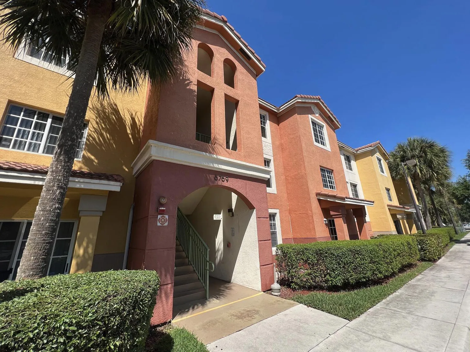 2 bed, 2.0 bath, 880 sqft, $1,950 — Photo 2