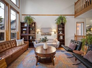 47 SW Edgeridge Ct NW, Calgary, AB T3A 4P1