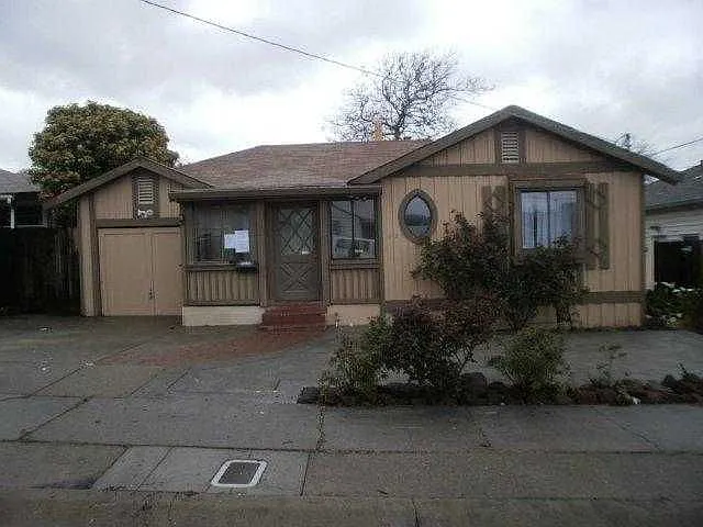 62 Manville Ave photo 1