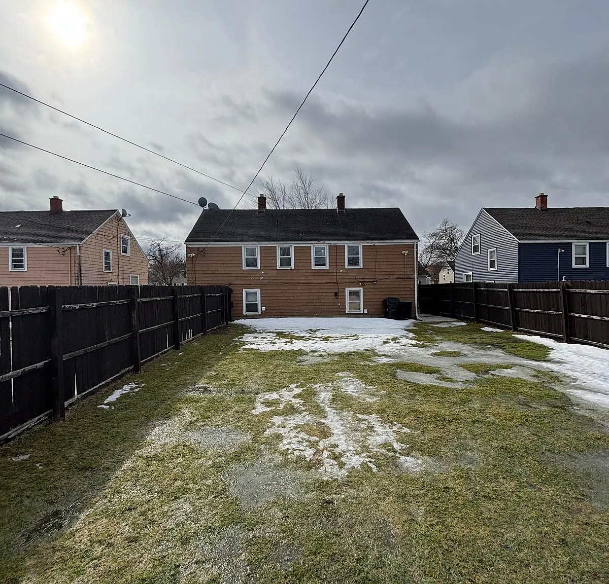 3 bed, 1000 sqft, $1,300 — Photo 2