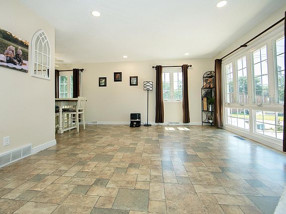 3rd image of 562 Jones Rd