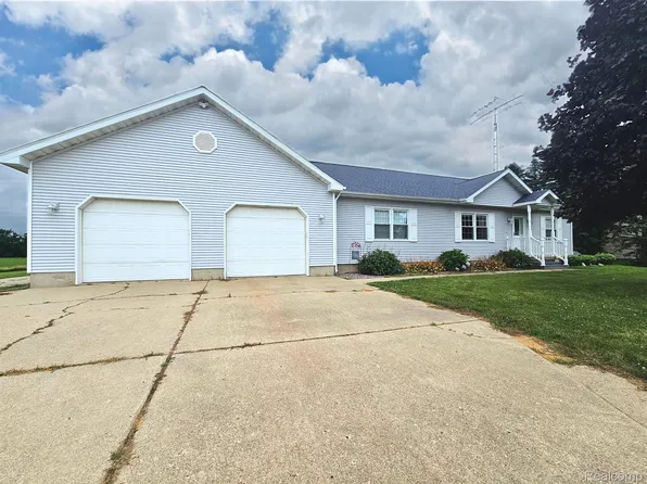 4246 Ferden Rd, New Lothrop, MI 48460