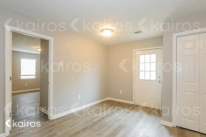 415 Deerpark Dr — Photo 4