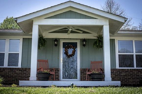 1st image of 925 Clara Dr