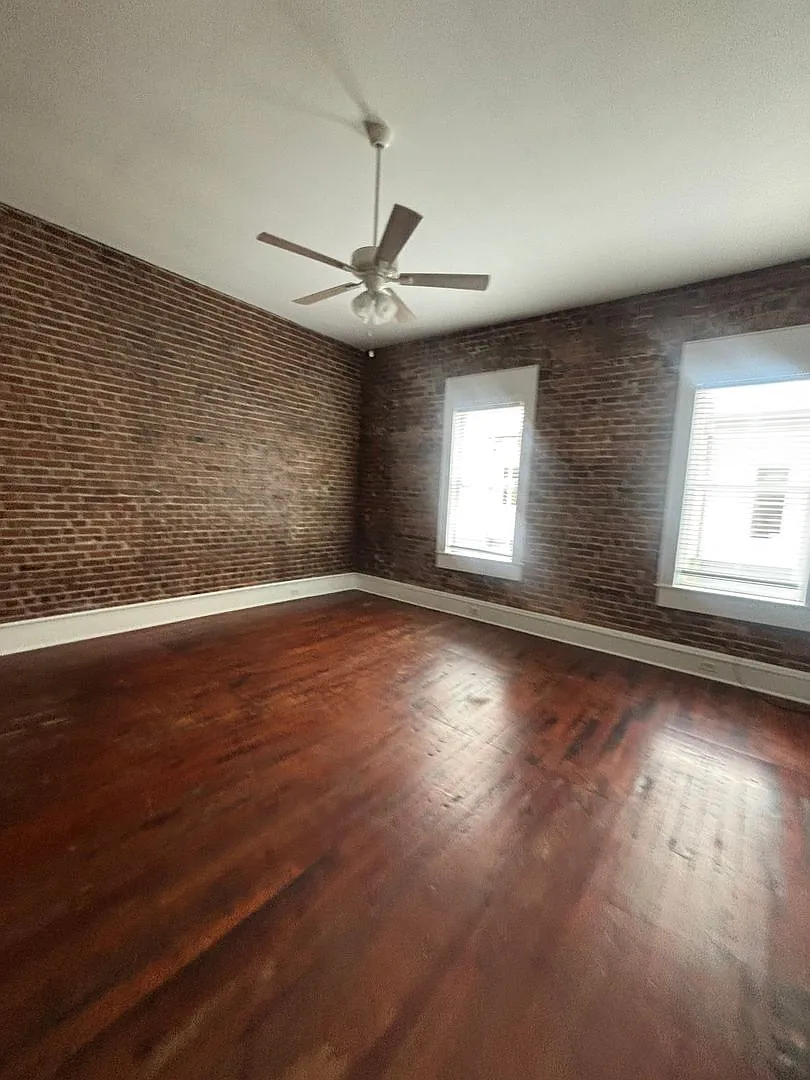 Cute Upstairs Down Town Apartment! — Photo 1