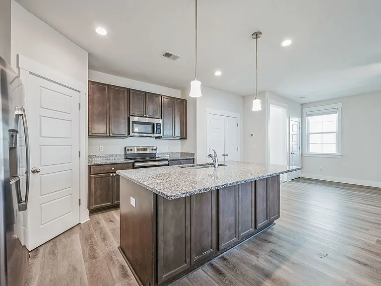 210 Ilderton St — Photo 3