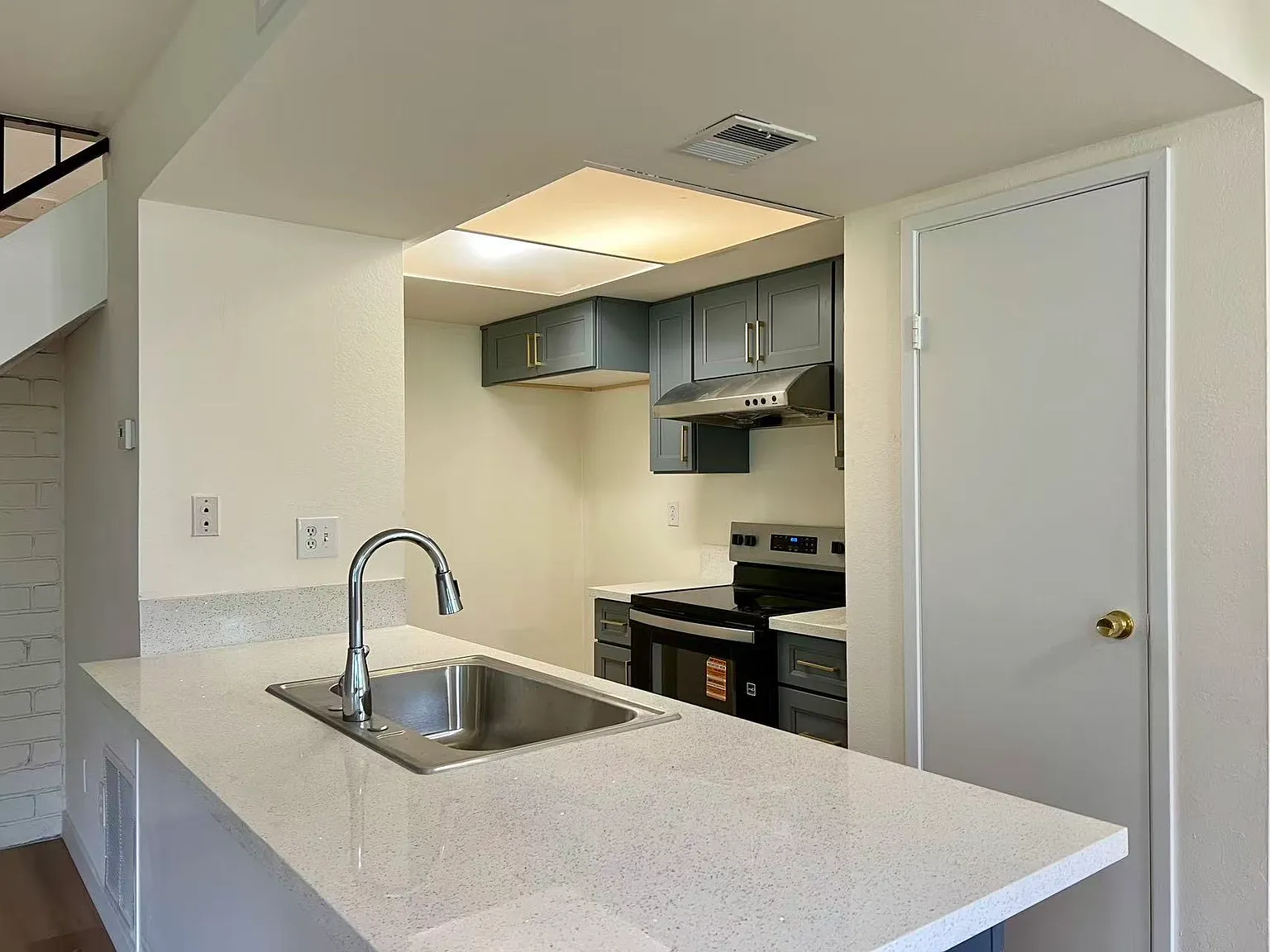 2 bed, 836 sqft, $2,299 — Photo 2
