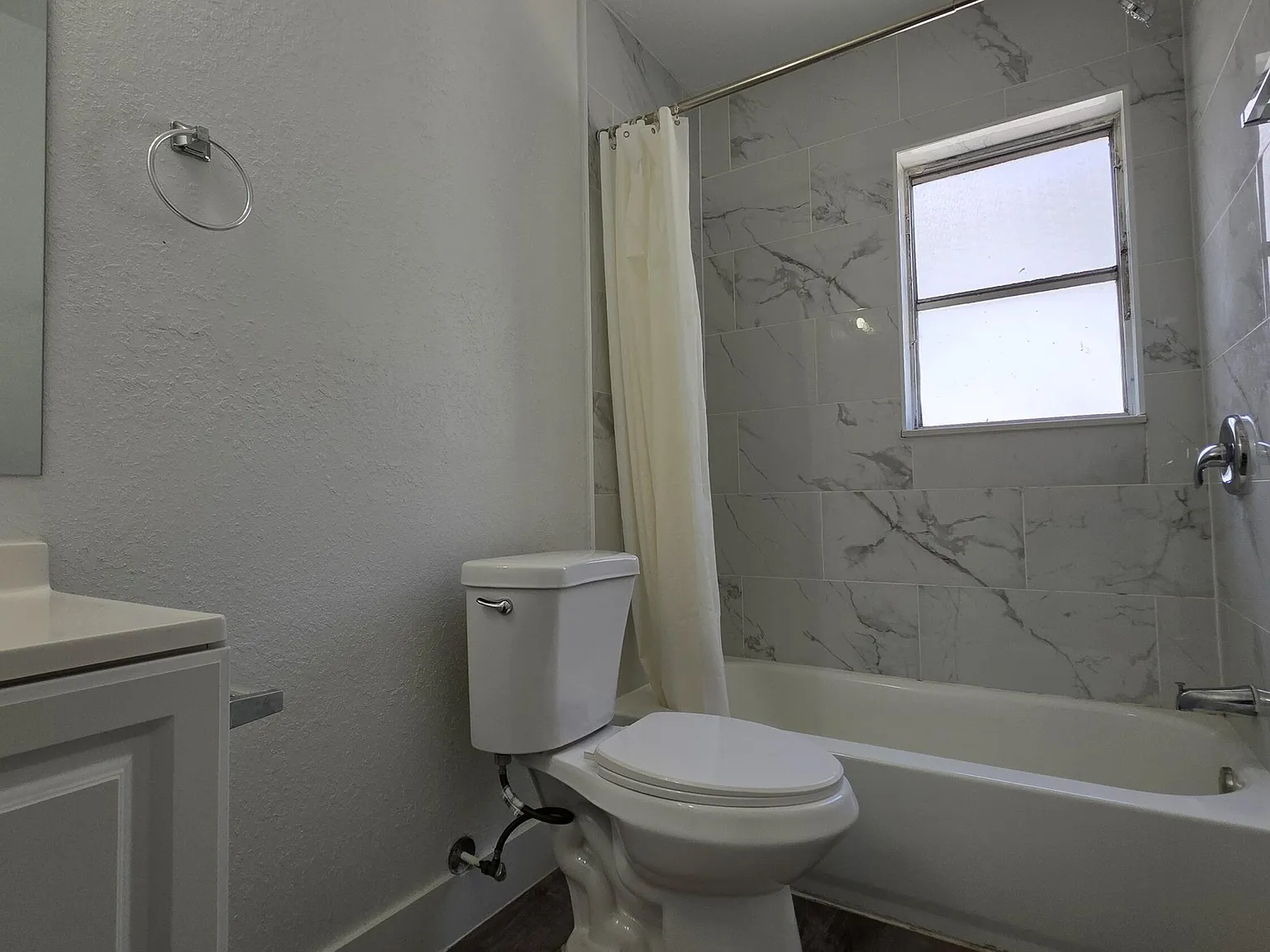 1 bed, 1.0 bath, 12909 sqft, $1,595 — Photo 2