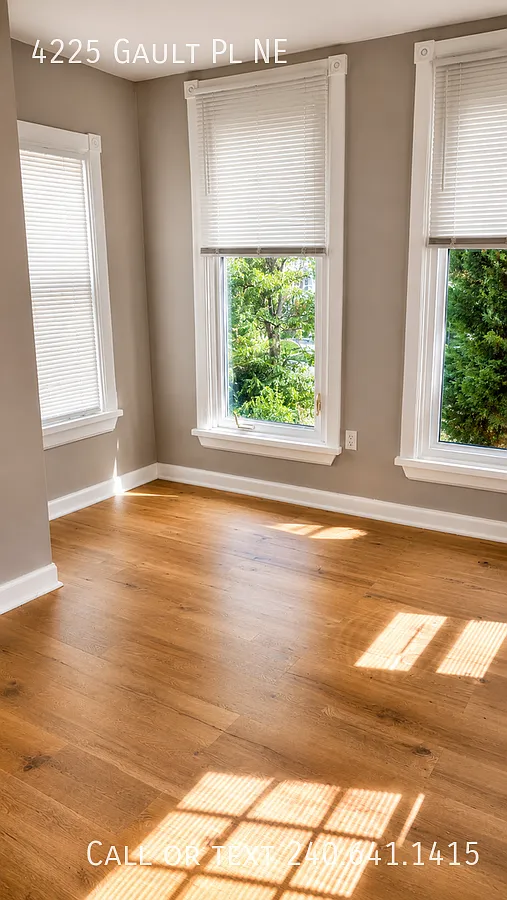 Spacious 5 BR/2.5 BA Single-Family Home in Upper Central NE! — Photo 4
