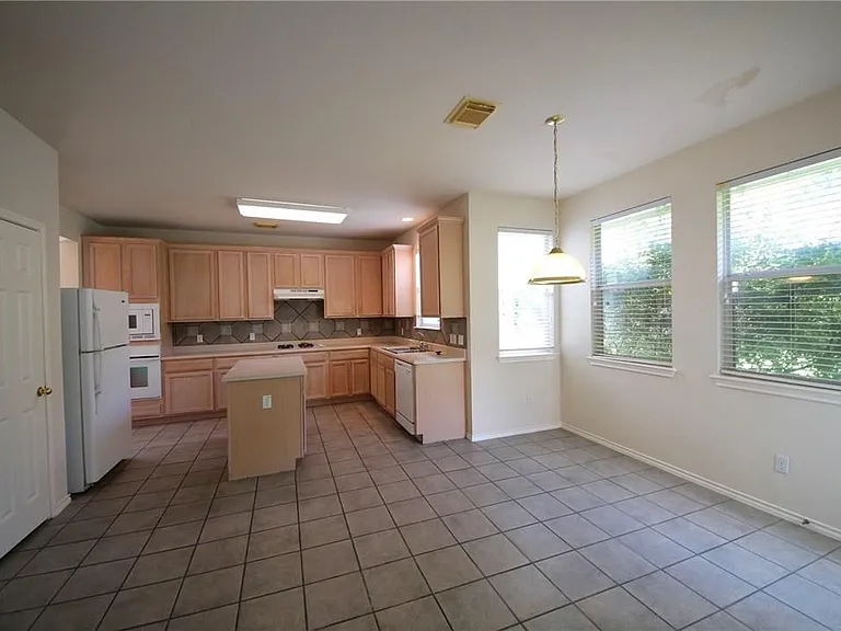 15843 Garrison Cir — Photo 8