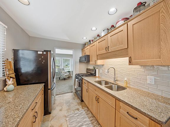 5th image of 308 Colonial Ave