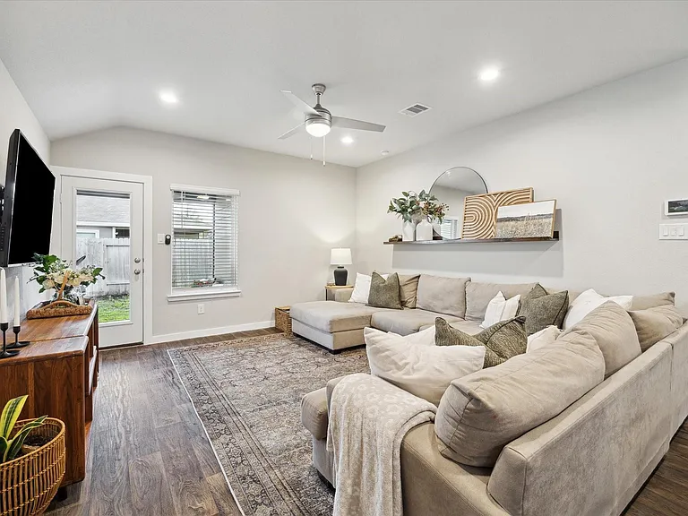 9833 Glen Brook Ln — Photo 3