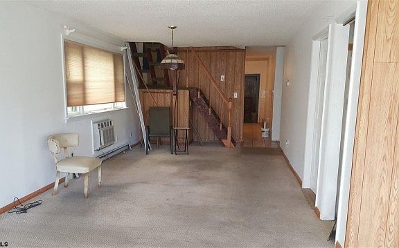 4th image of 208 S Hampden Ct