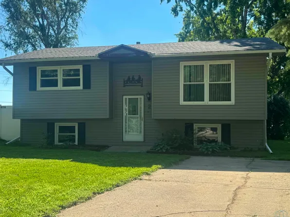 2 Union Ct, McCook Lake, SD 57049