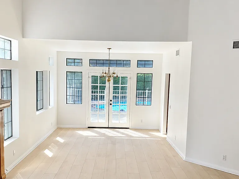 1056 Hooper Dr — Photo 7
