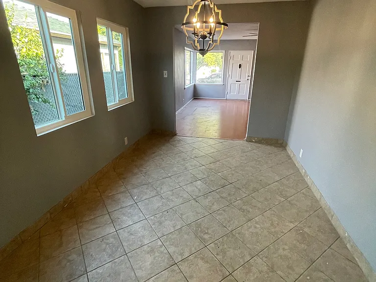 2513 N Termino Ave — Photo 4
