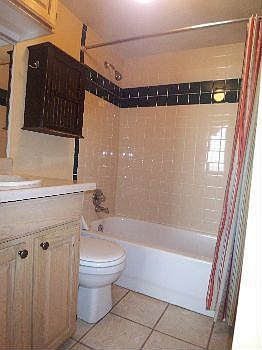 4th image of 419 W 1st Ave