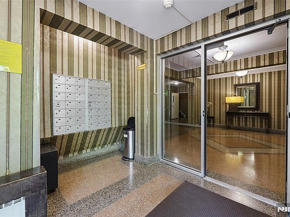 4th image of 2320 Linwood Ave APT 1F