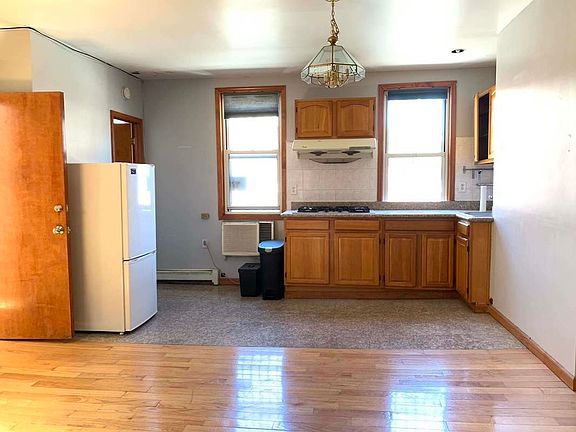 3rd image of 212 Bedford Ave #3L