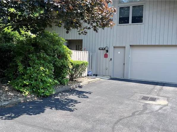250 Laurel Cir #13, Aurora, OH 44202