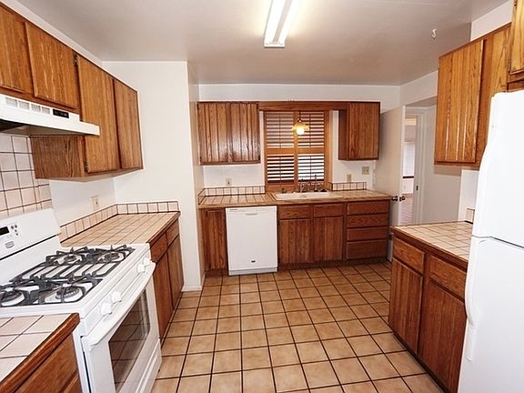3rd image of 3237 E 2nd St