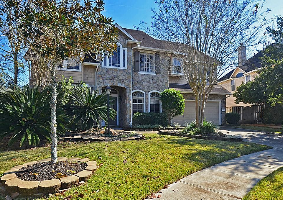 Charming home located on a cul-de-sac in Lantern Square in the Village of Shipman's Landing in Sienn