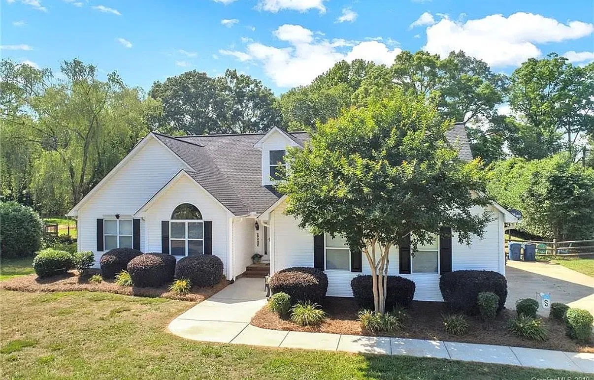 4 bed, 2640 sqft, $2,800 — Photo 1
