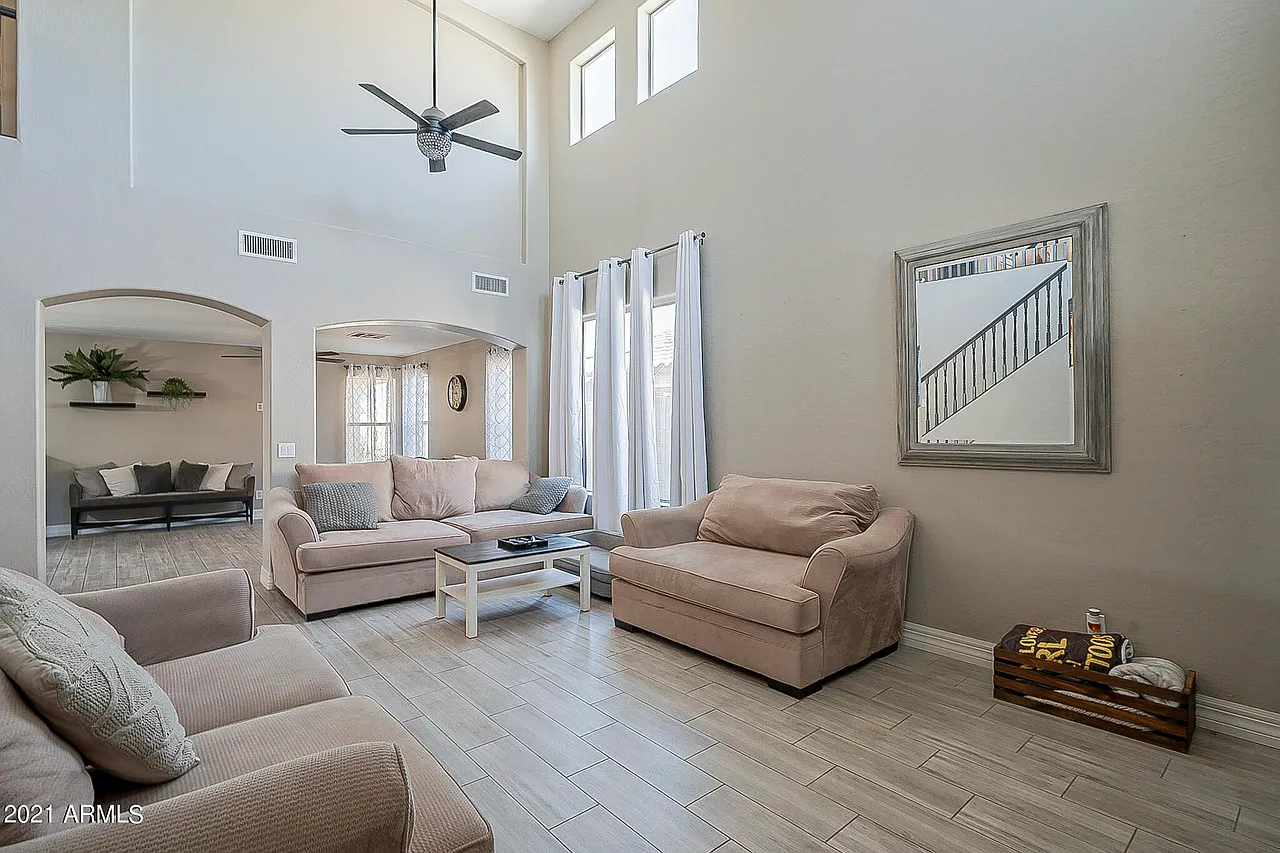 5 bed, 2218 sqft, $2,600 — Photo 3