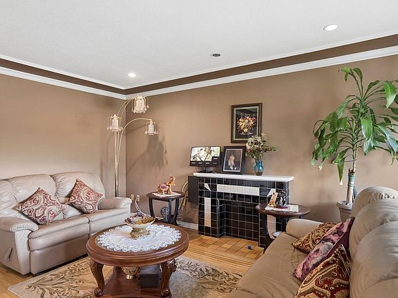 4th image of 2248 Mannering Ave