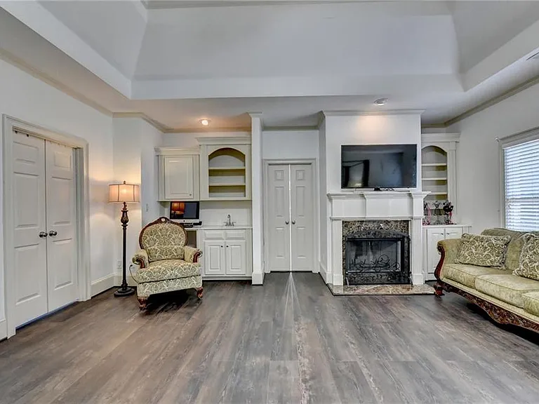 8910 Pinehurst Cv — Photo 53