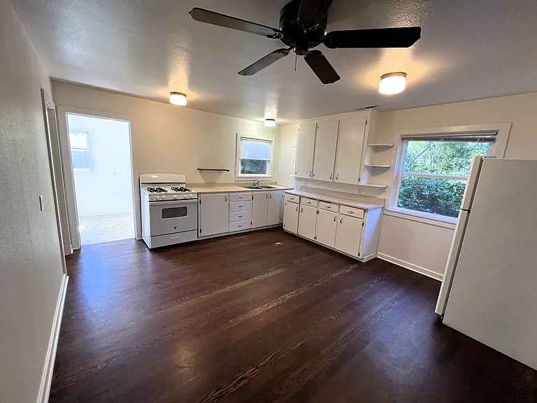 488 Sea Ave — Photo 11