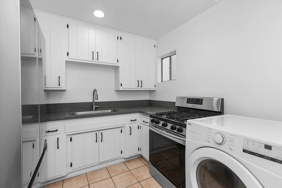 2 bed, 800 sqft, $2,695 — Photo 3