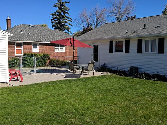 3rd image of 122 Pinewoods Ave
