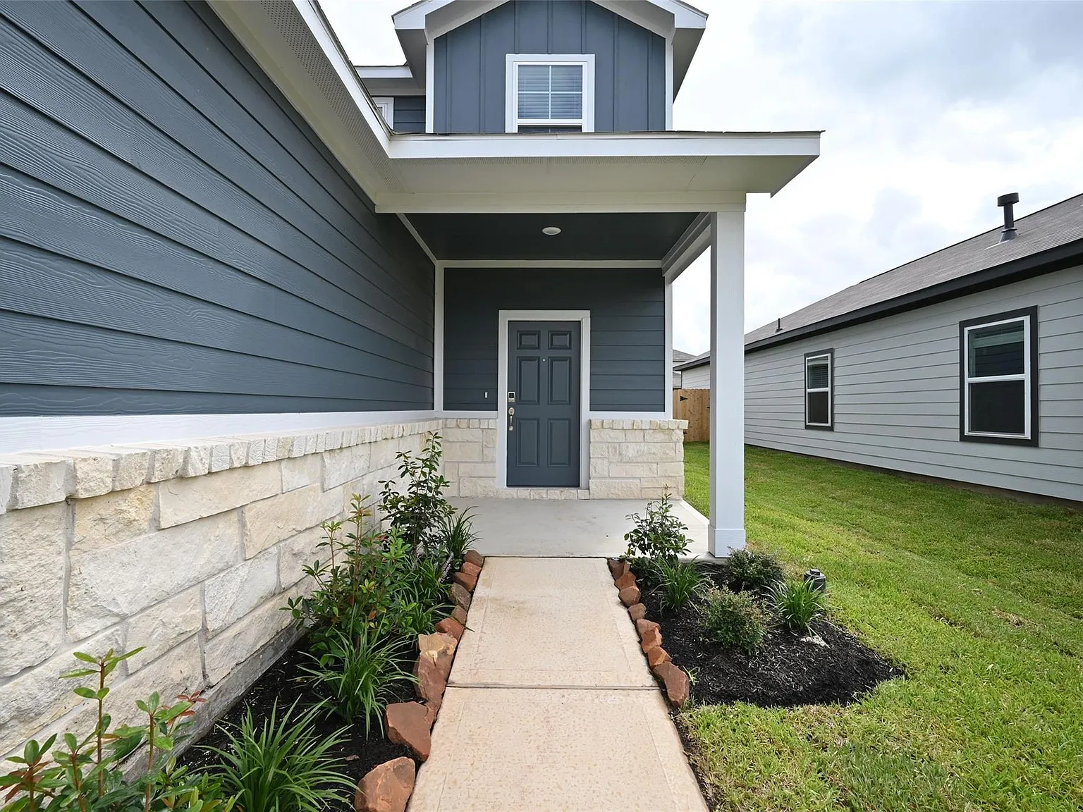 4 bed, 2.5 bath, 2003 sqft, $2,300 — Photo 3