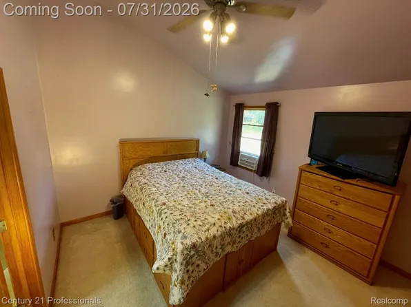 2903 N Lake Angelus Rd W, Waterford, MI 48329