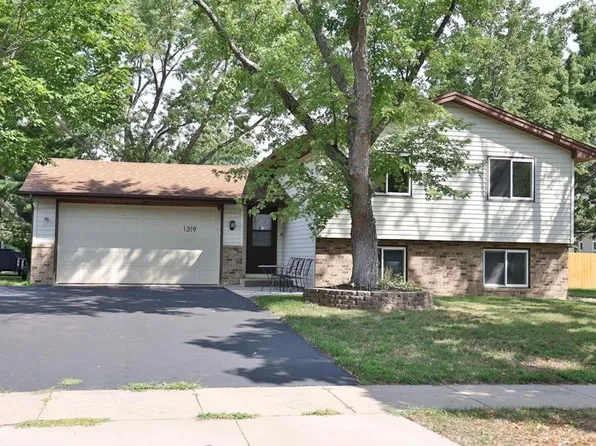 1319 Sunny Ln, Anoka, MN 55303