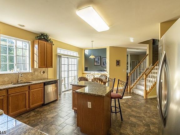 5th image of 26 Dorset Dr