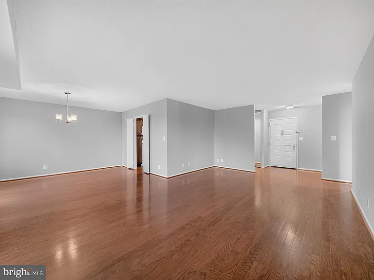 8350 Greensboro Dr #422 — Photo 8