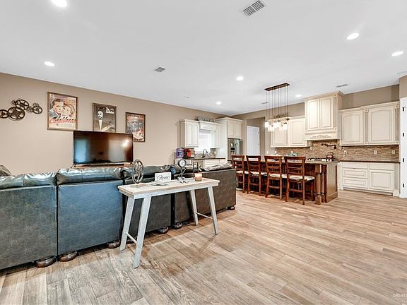 5th image of 1009 Clearview Dr