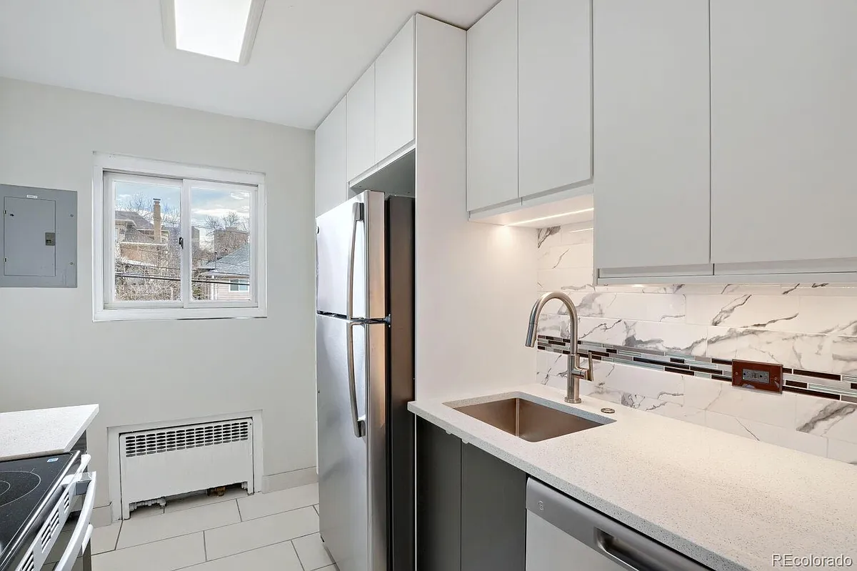 Building Photo - 422 S Clarkson St #4