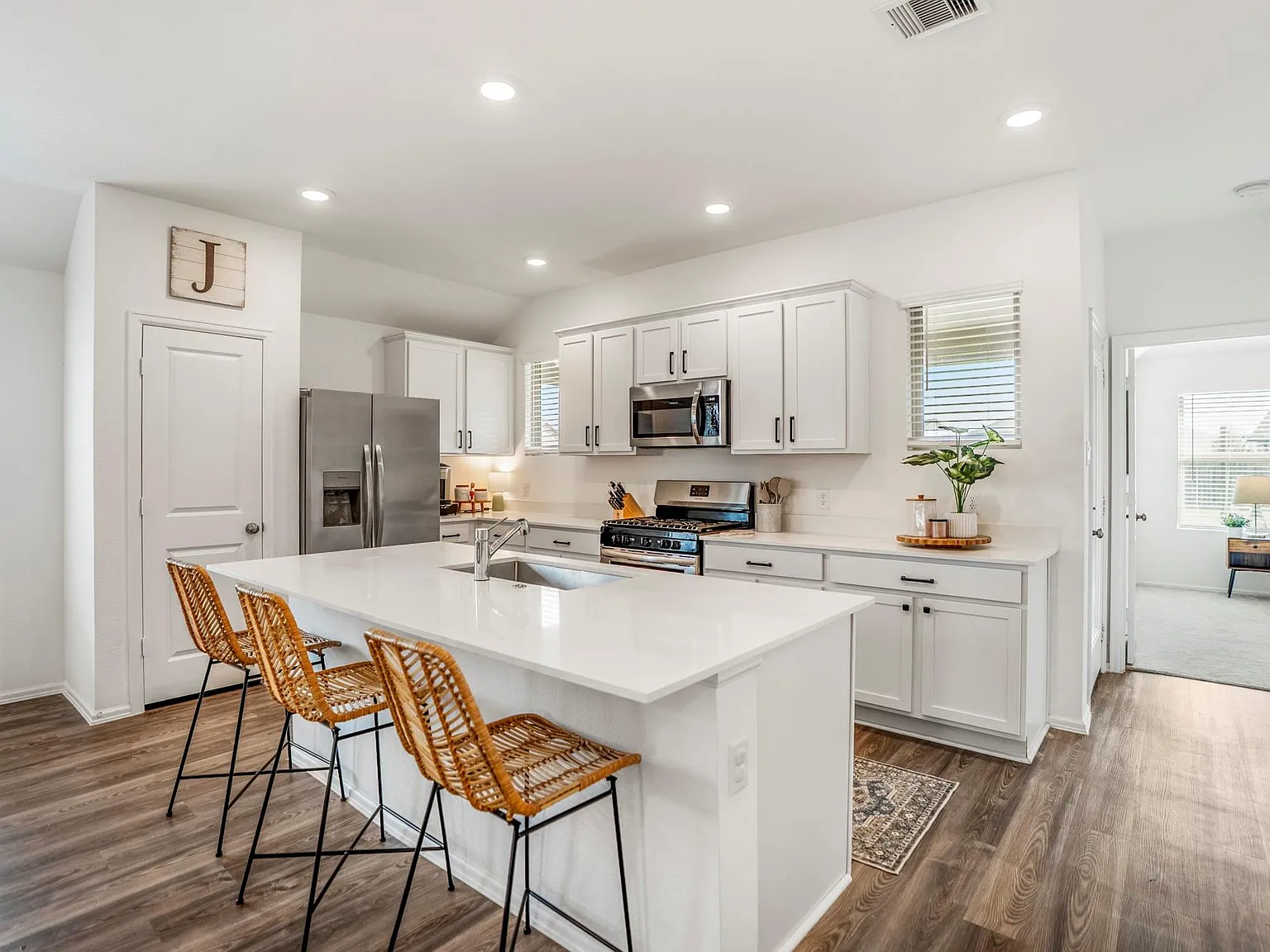 3 bed, 2.0 bath, 1448 sqft, $2,000 — Photo 2