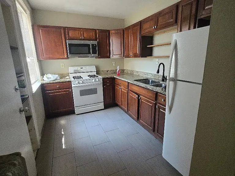 6217 N Artesian Ave #2W — Photo 1