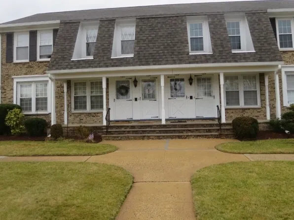 126 Sweet Briar Dr, Clark Twp., NJ 07066