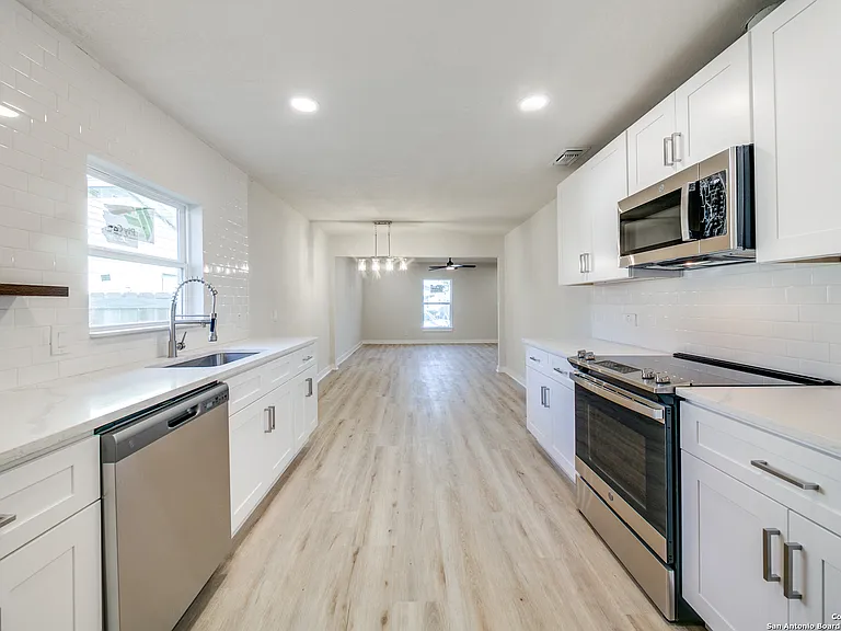 1414 Burleson St — Photo 5