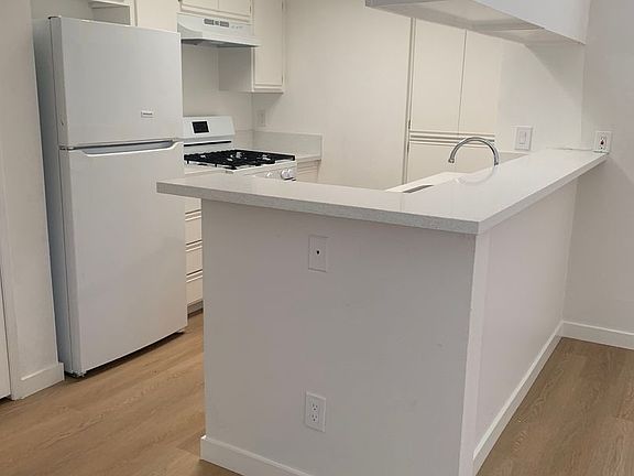 5th image of 2332 Wellesley Ave APT 302