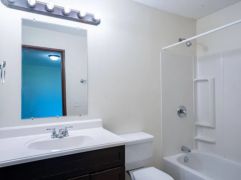 Fargo, ND Hartford Apartments | 01A | Bathroom